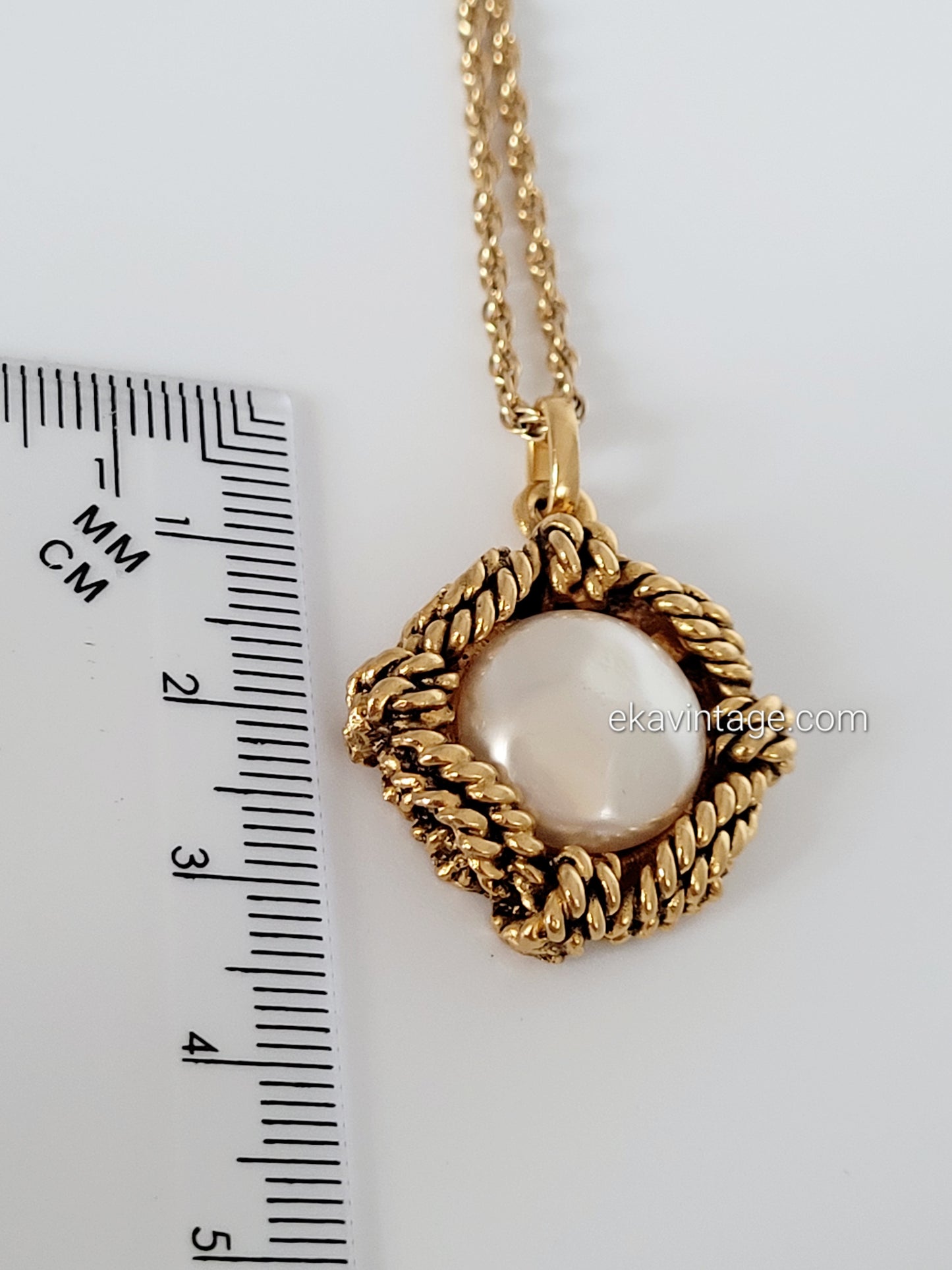 Chanel - Collier avec pendentif vintage