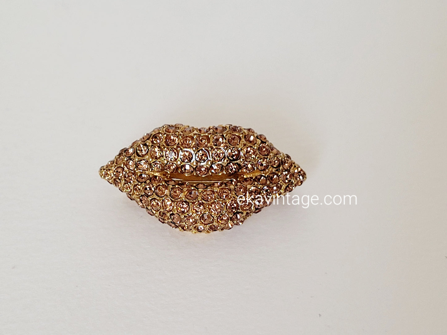 Sonia Rykiel  - Broche bouche sertie de cristaux roses